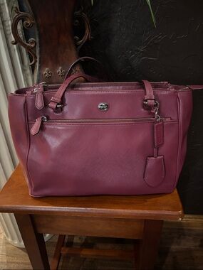 Coach Peyton Double Zip Carryall or Tote.
EUC Bordeaux/Oxblood